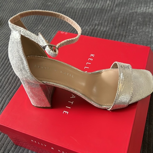 Metallic silver women’s 9M block heel - Picture 6 of 8